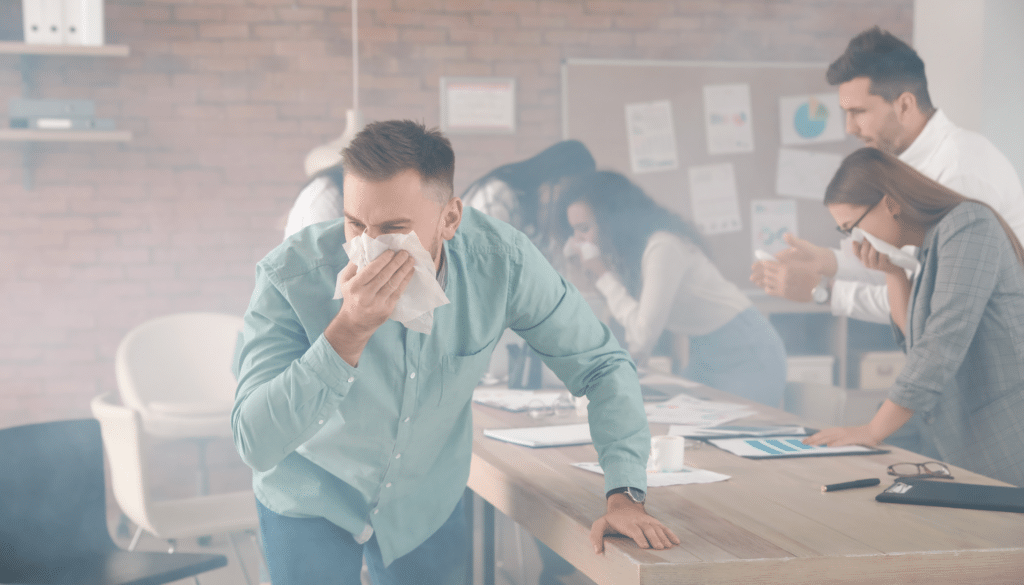 Personnes s'étouffant avec de la fumée dans un bureau