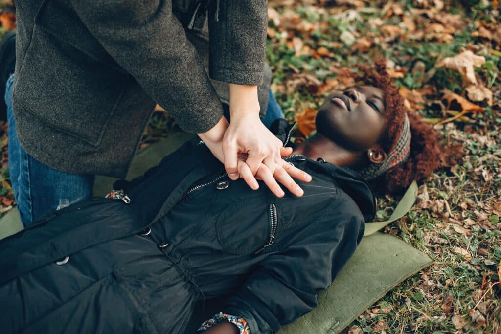 Un homme dans un parc en automne aide une petite fille africaine