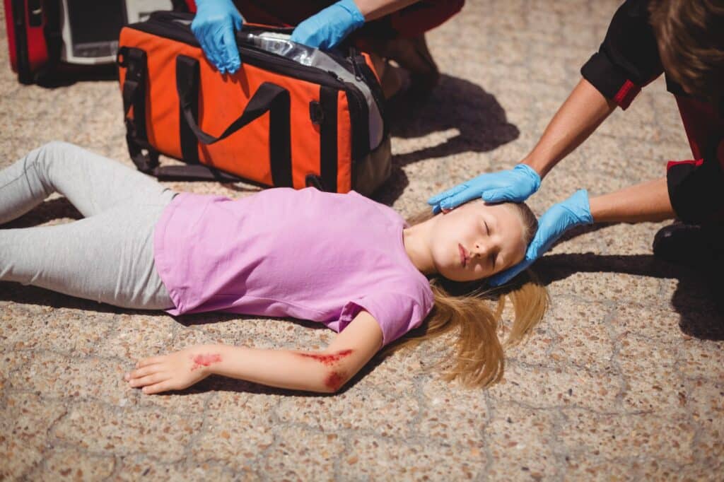 Jeune fille inconsiente prise en charge par une équipe d'urgence médicale