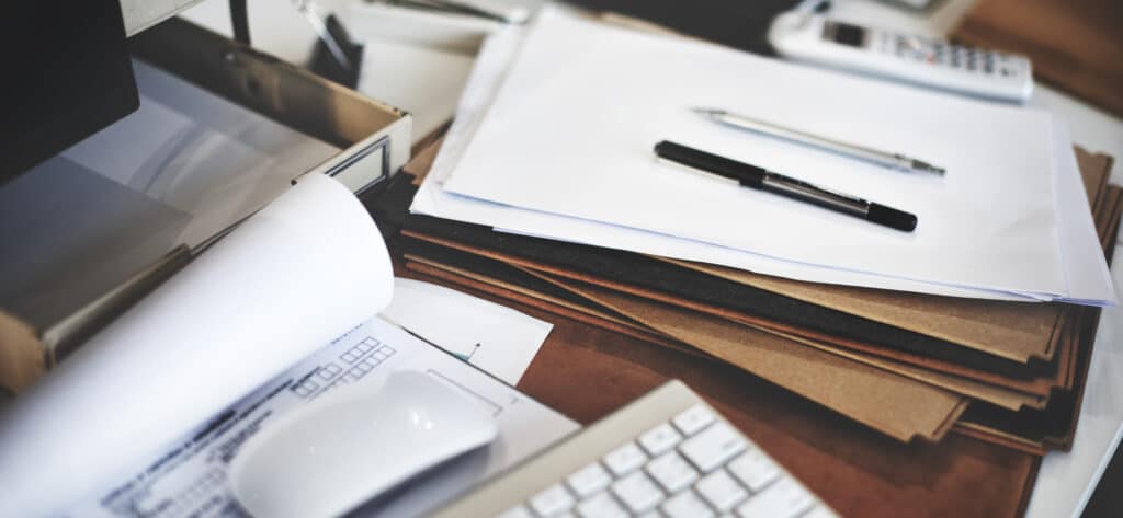 Piles de documents sur un bureau